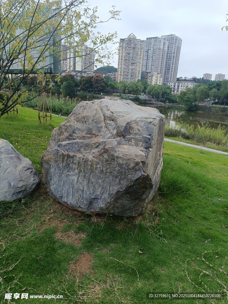 草坪上的巨大景观石