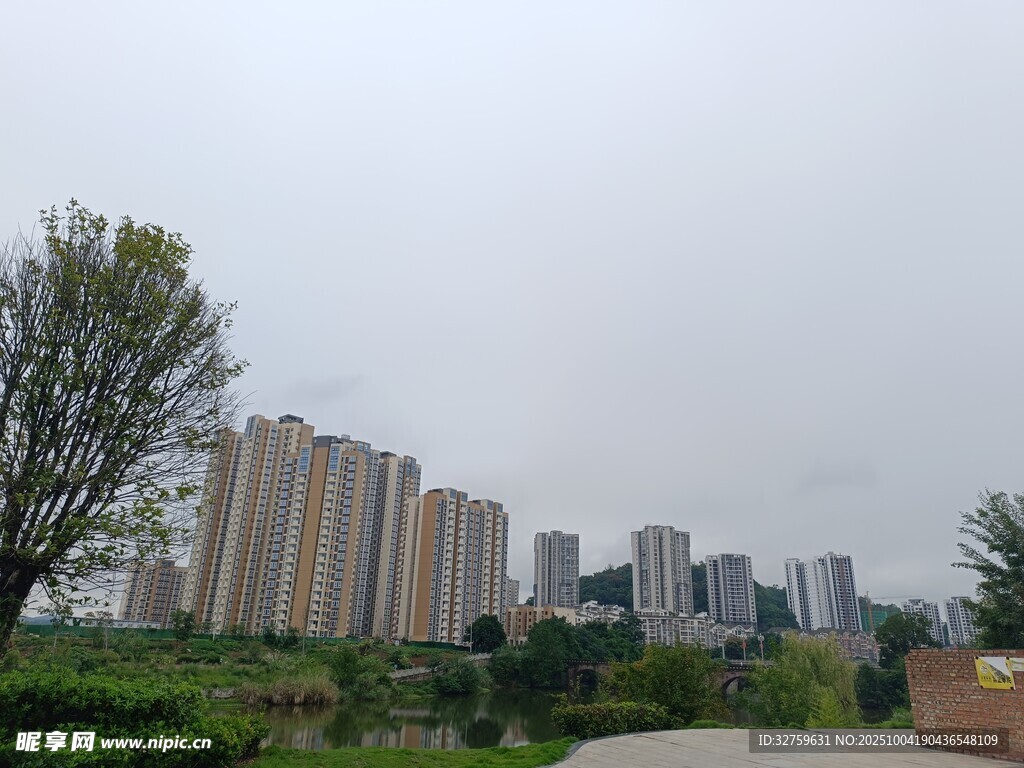城郊高楼与绿植景观