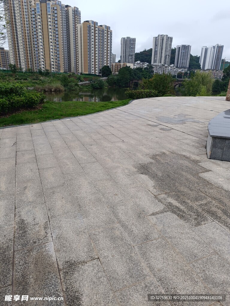 城市中开阔的户外水泥场地