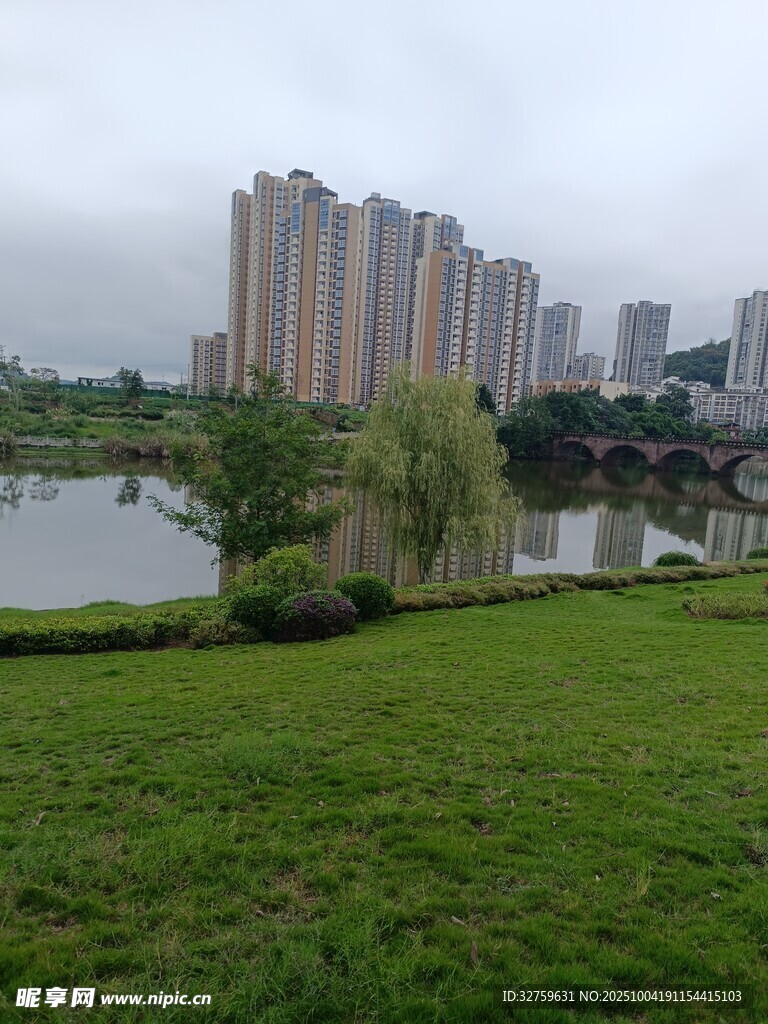 湖畔绿地旁的城市建筑群