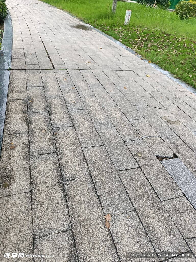 户外砖石铺就的步行小路
