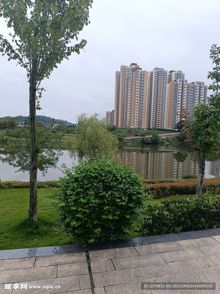 湖畔绿植旁的高层住宅区