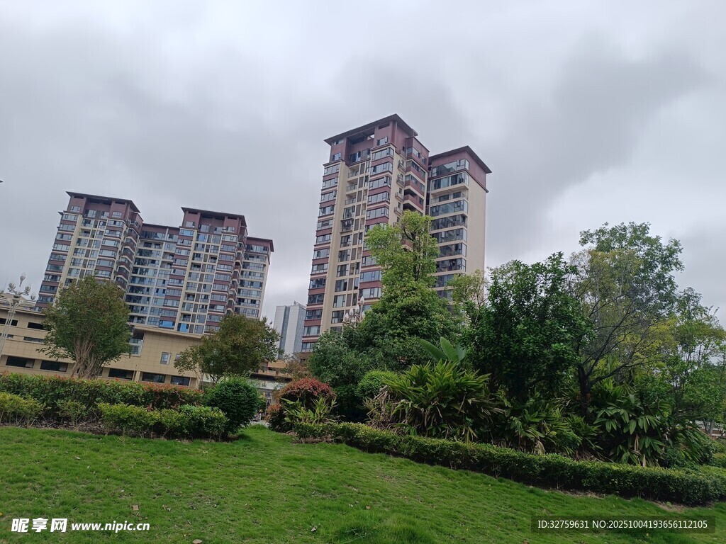 城市绿地旁的高层住宅