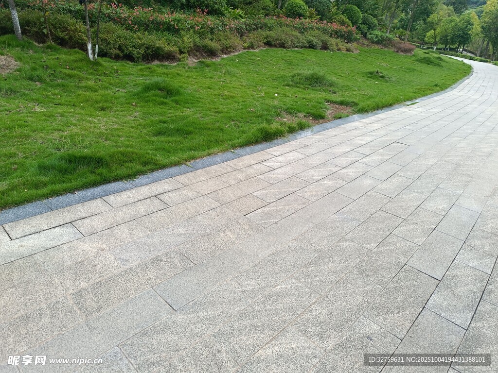 蜿蜒的石板路与翠绿草地