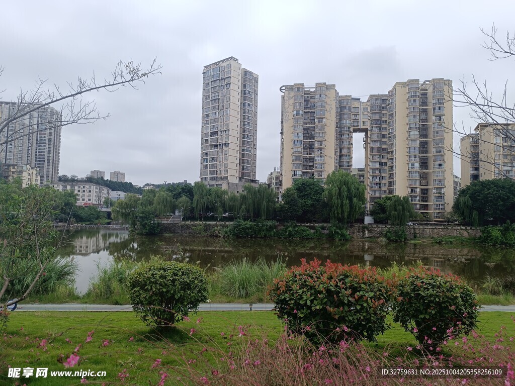 城市湖畔的高层住宅区