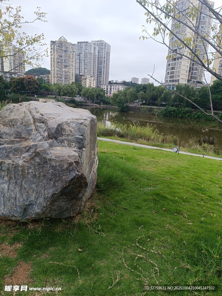 草坪上的巨石景观