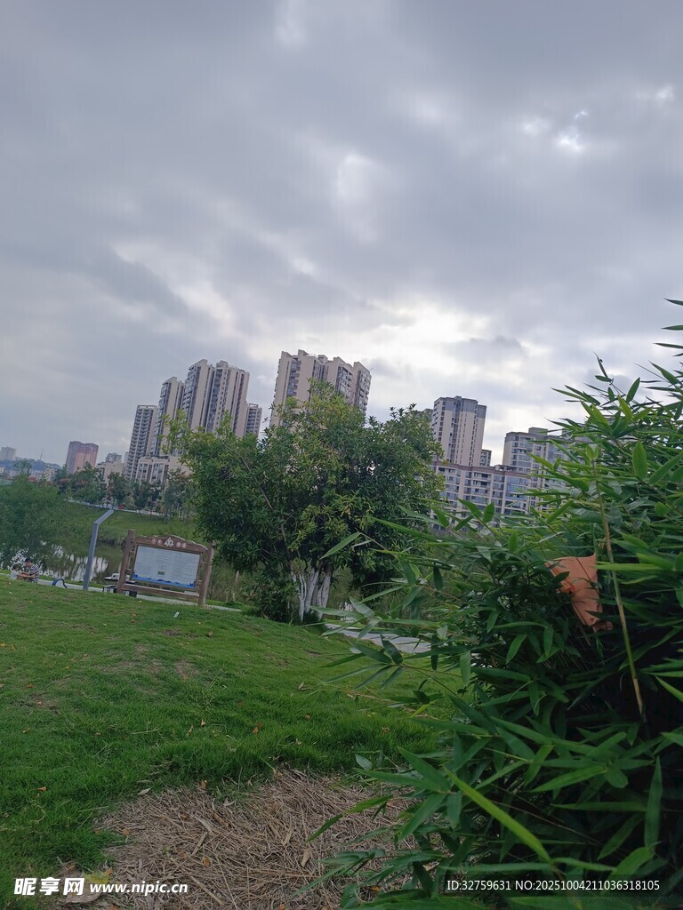 城市边缘的绿地与建筑景观