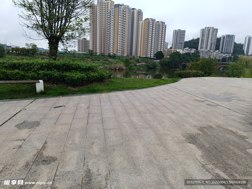 城市中开阔的户外水泥场地