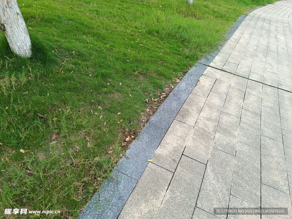 户外砖石步道与翠绿草地