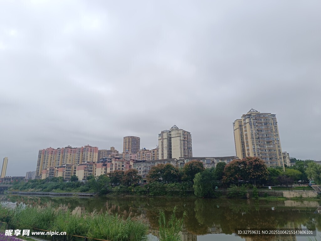 河畔城市景观