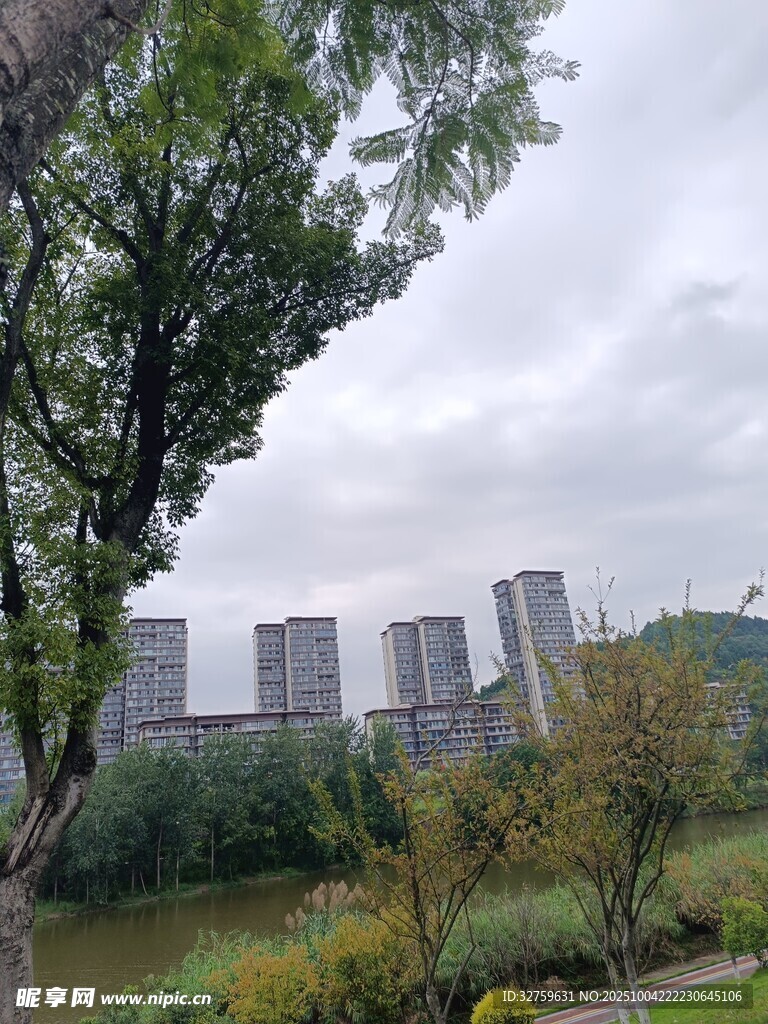 城市边缘的自然与建筑景观