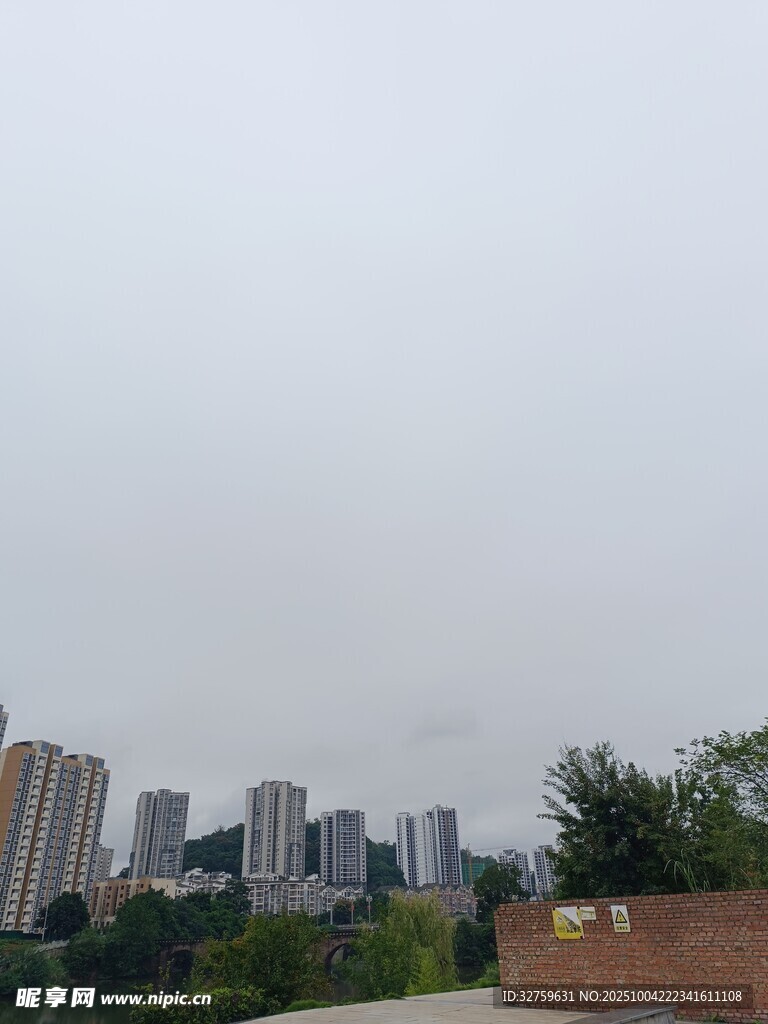 城市天际线与绿树景观