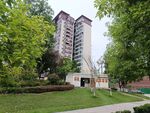 绿树环绕的高层住宅