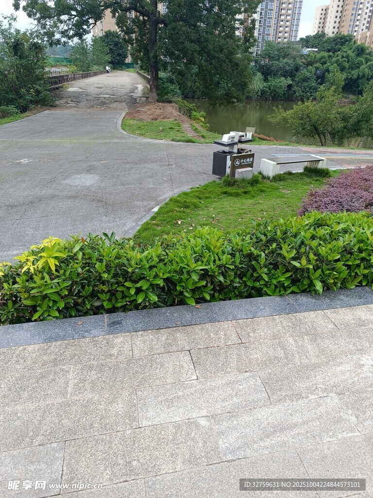 小区内整洁的道路与绿化
