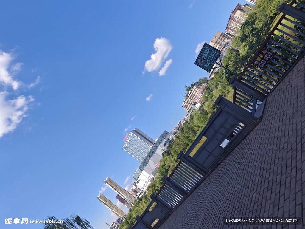 城市蓝天与高楼景观
