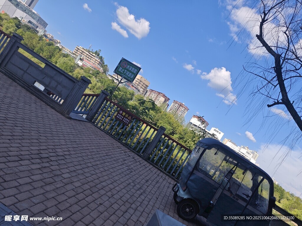 户外停车场与晴朗天空