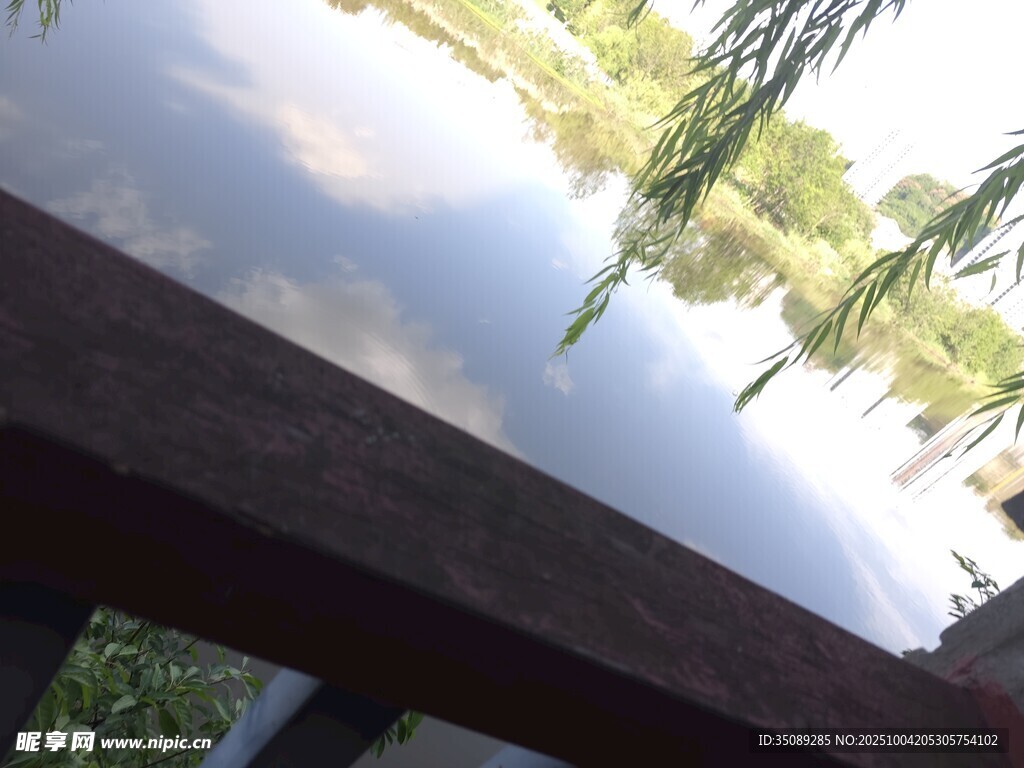 湖畔栏杆处的自然景致
