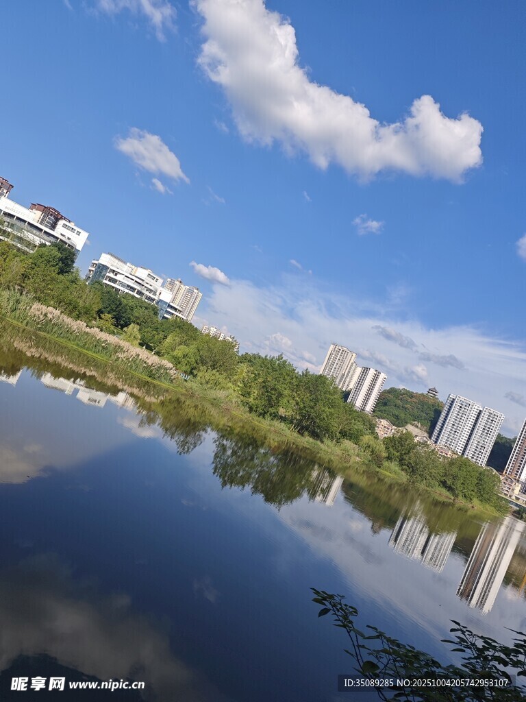 湖畔城市风光宁静美好