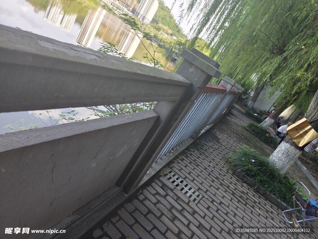 城市街道旁的金属护栏景观