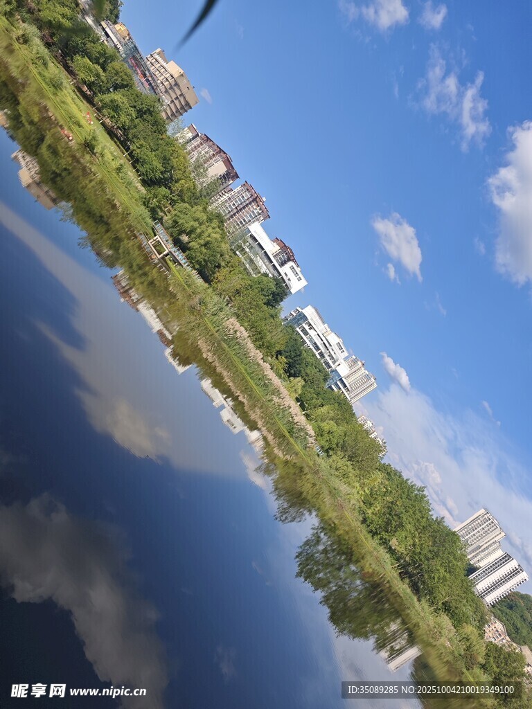 河畔蓝天绿树风景如画