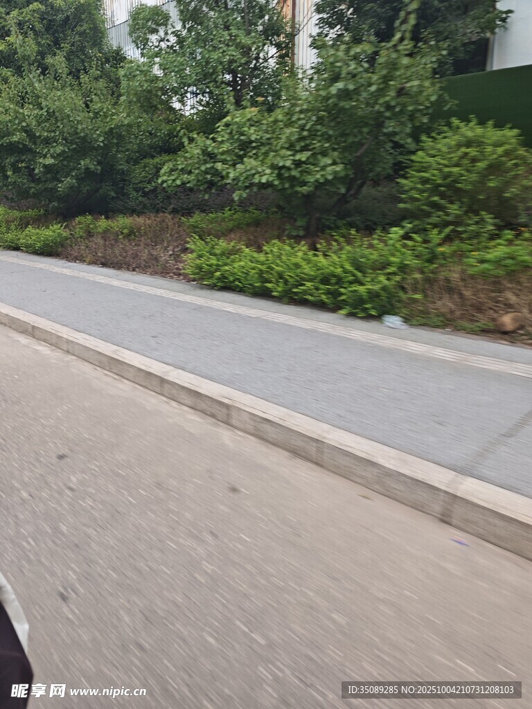 城市中整洁的人行道