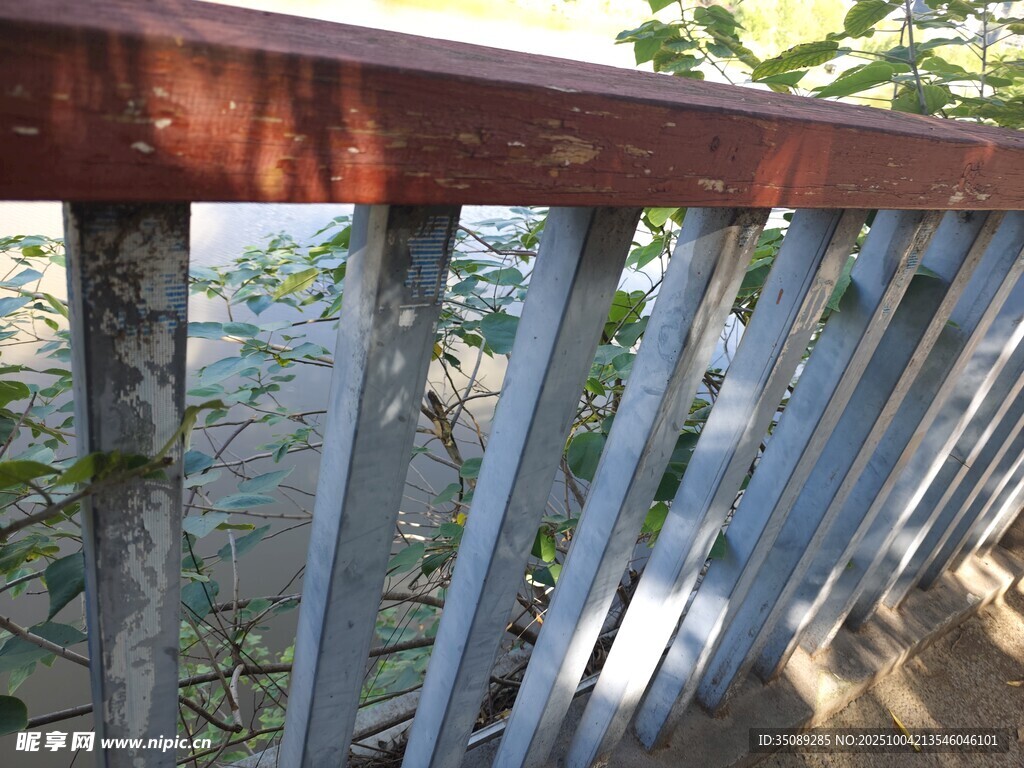 生锈金属护栏与绿植景观