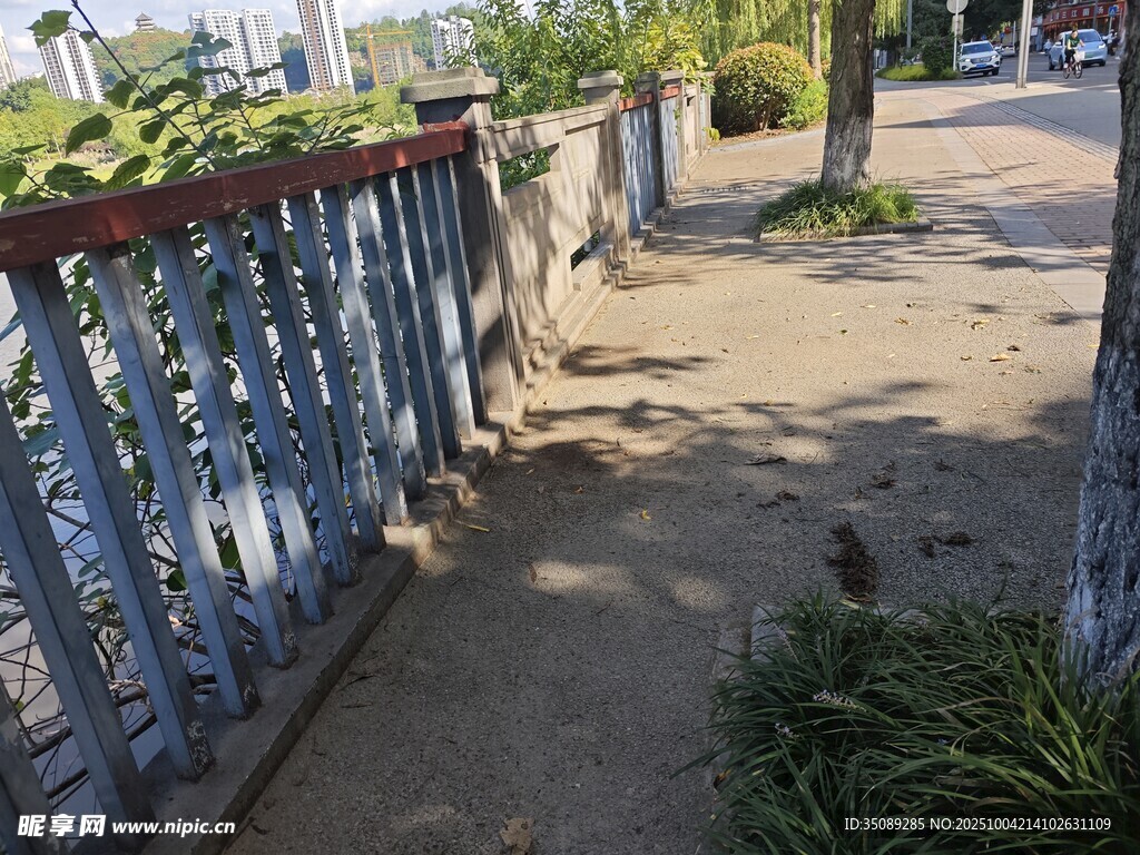 户外木质围栏与绿植景观