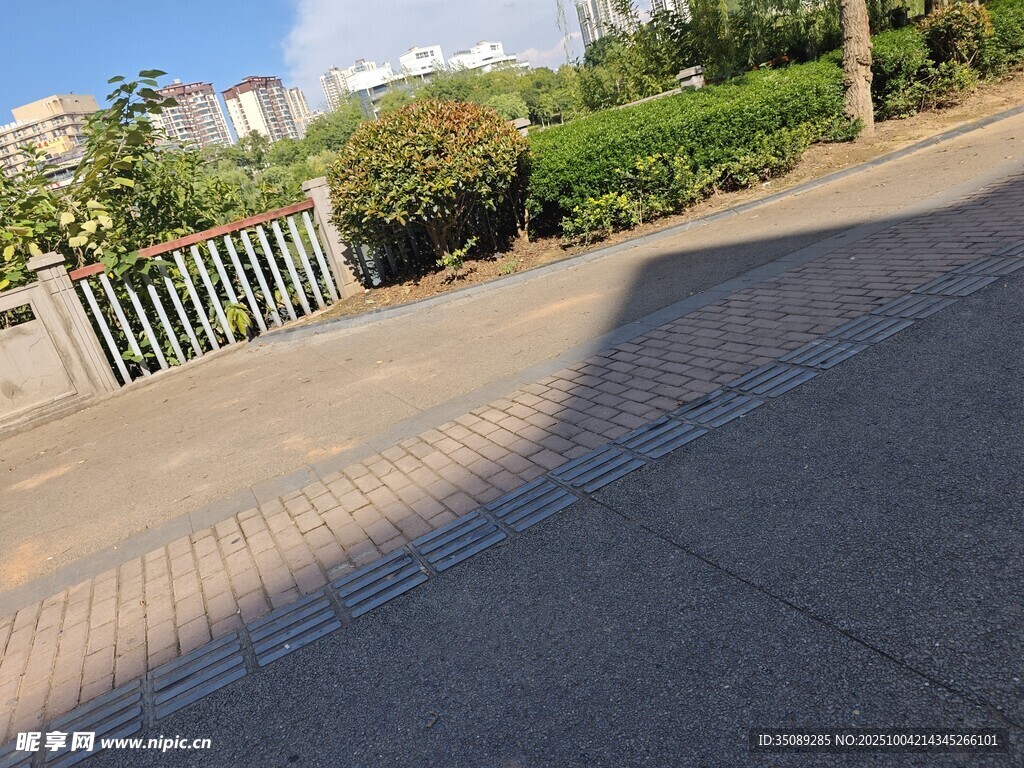 户外阳光照射下的道路场景