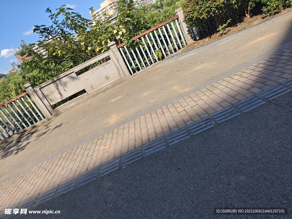 户外休闲区的宁静角落