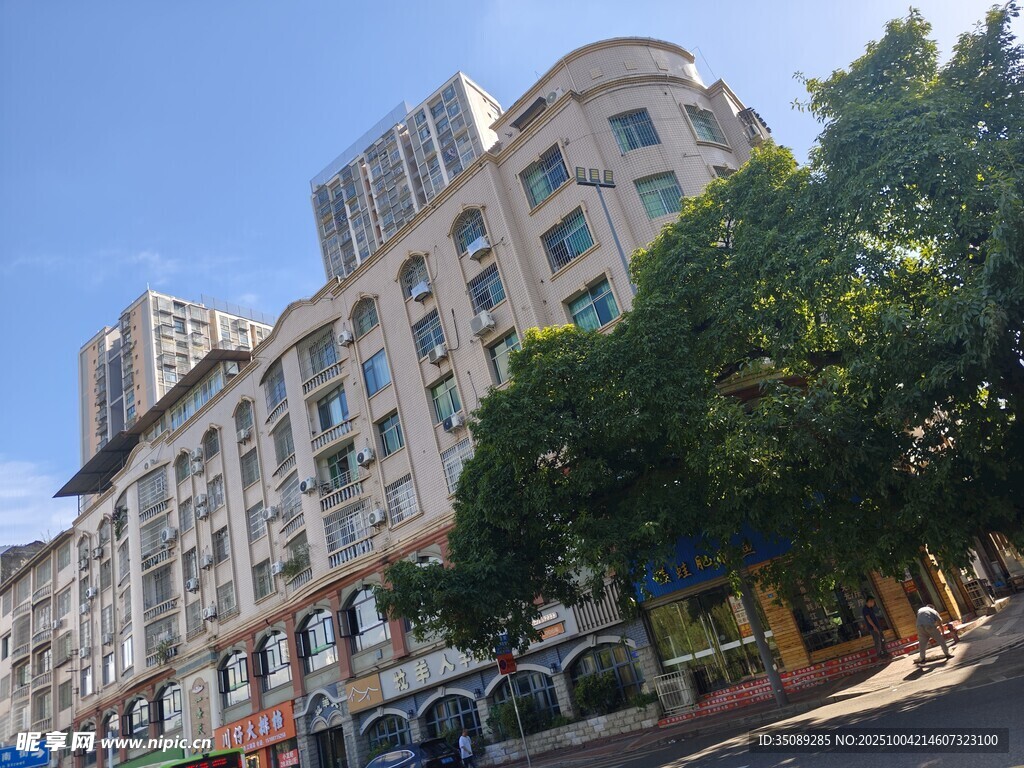 城市街边的多层建筑