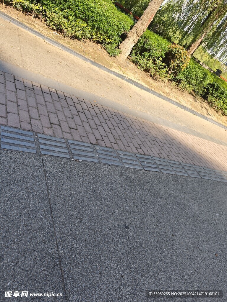 户外地面的砖石铺设景观