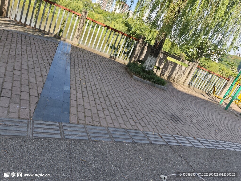 公园内的砖石铺就步道