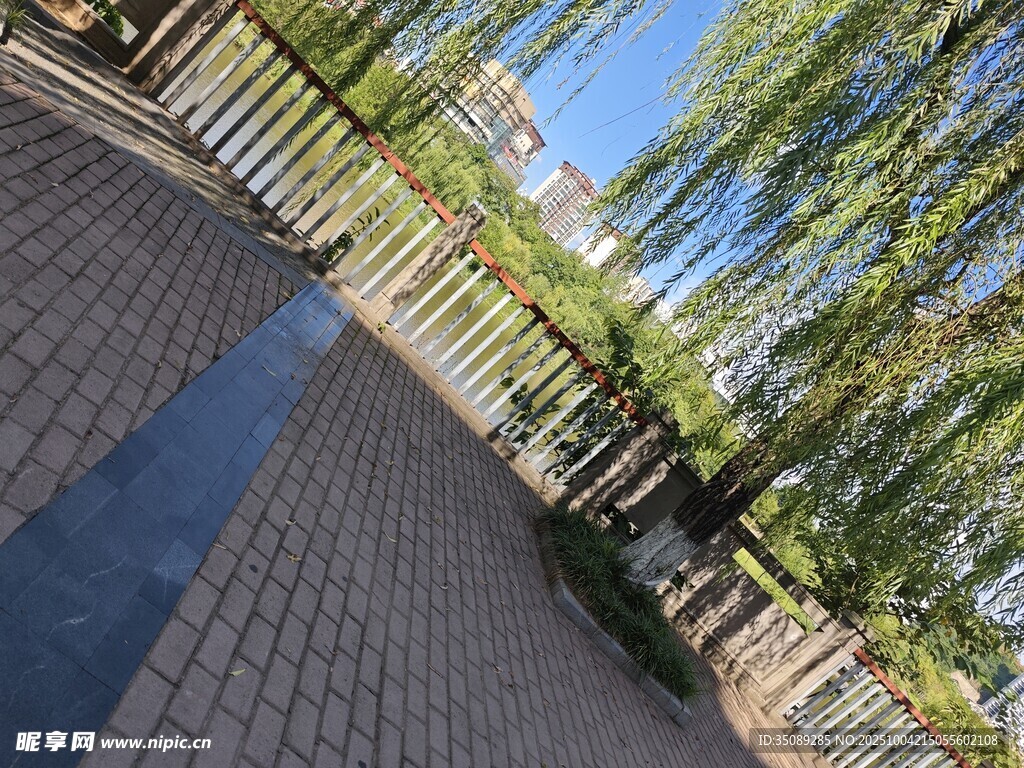 户外林荫砖石步道景观