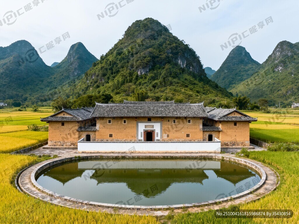客家民居 后面有靠山