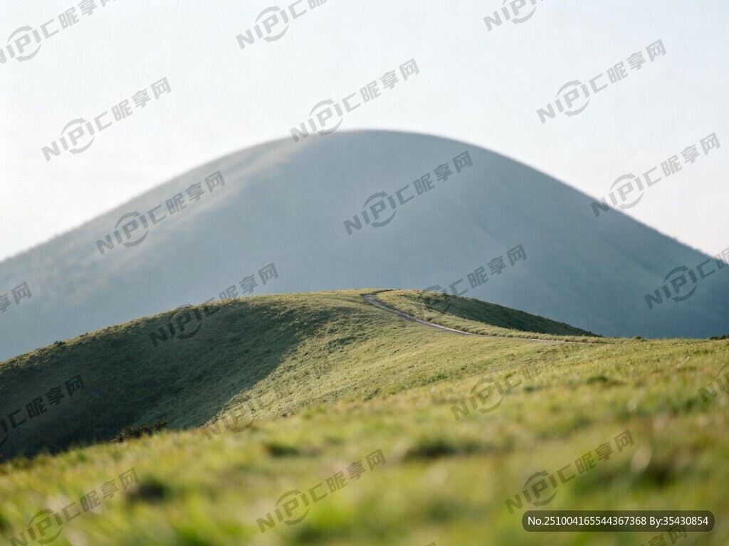 摄影图片 前面横过的一条山