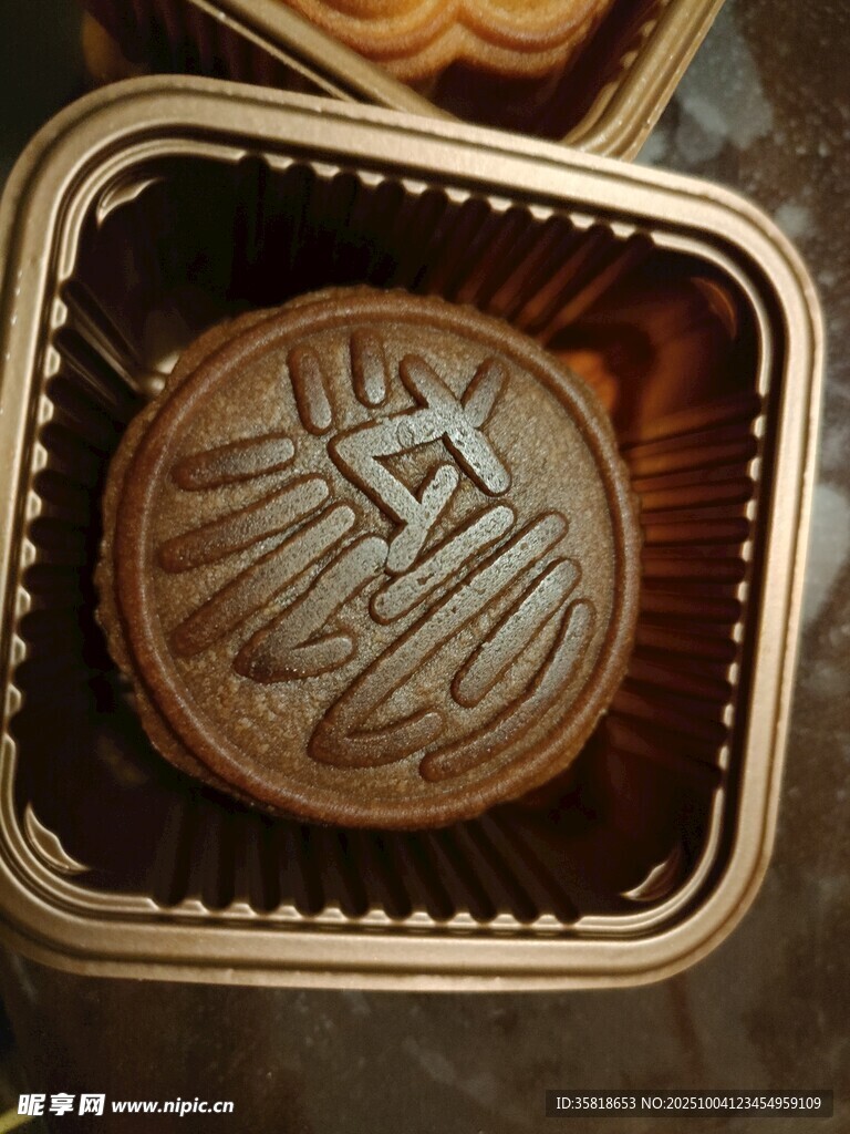 精致月饼置于盒中