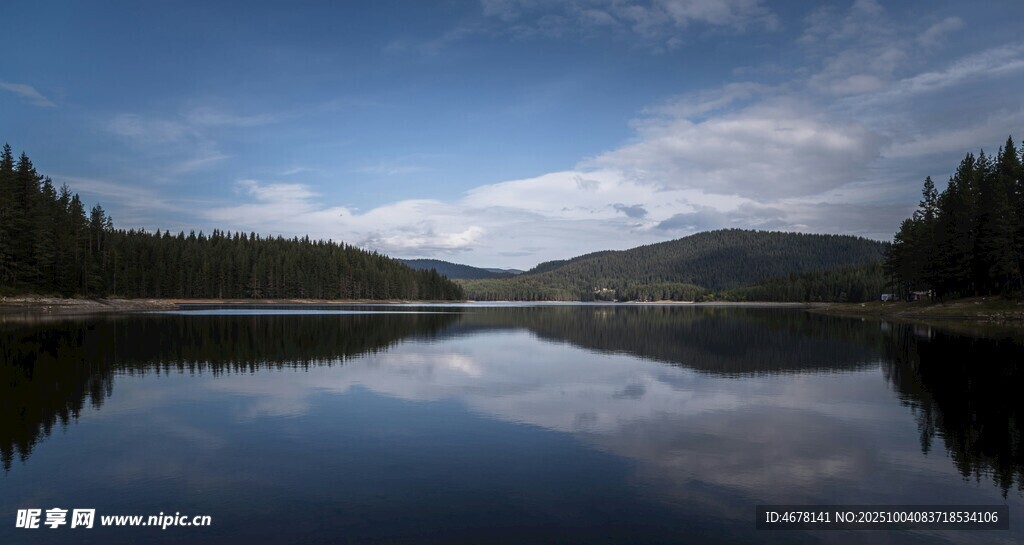宁静湖畔的自然美景