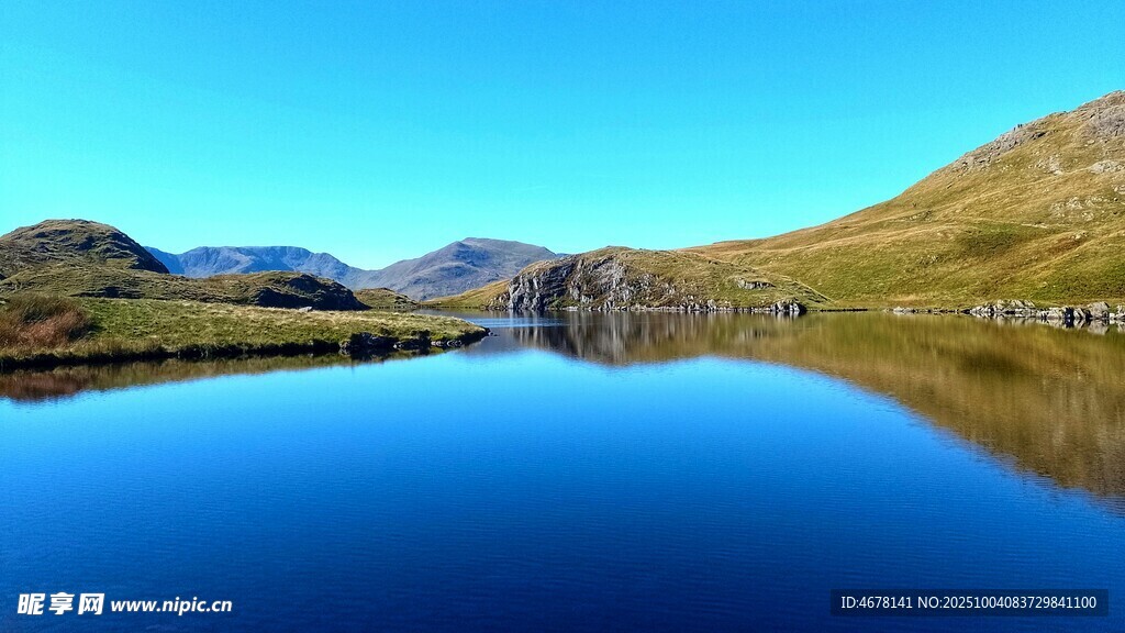 宁静湖畔的壮丽山景