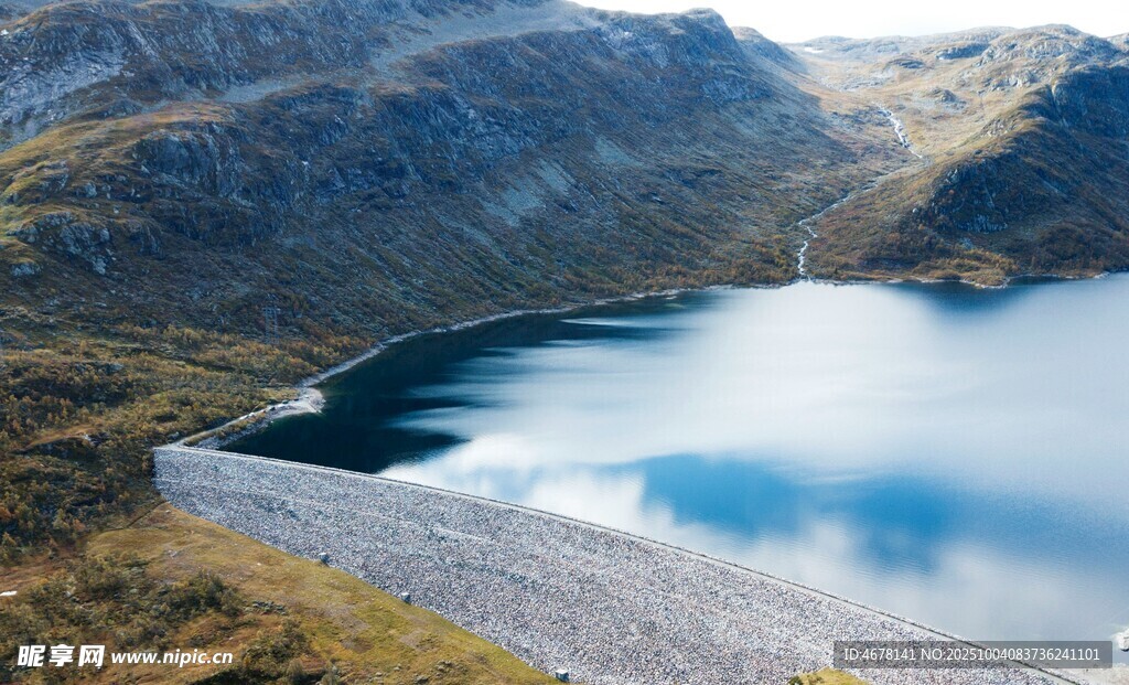 山间静谧湖泊美景