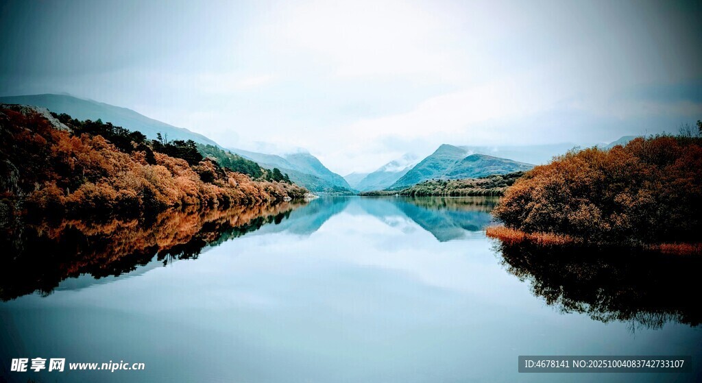 宁静山水倒影如画美景