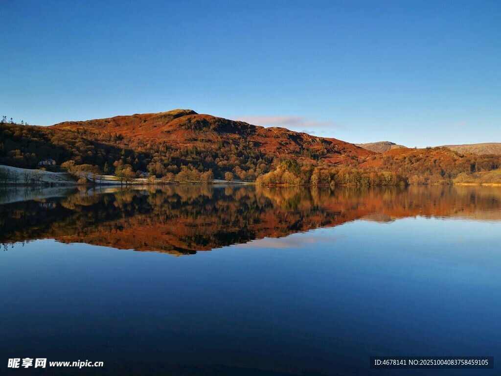 秋日湖景山峦倒影如画
