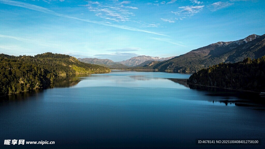 宁静湖景与周边葱郁山林