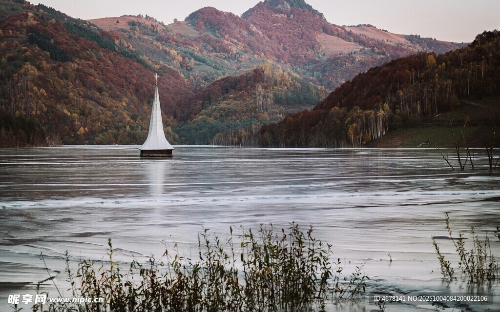 湖面上的孤帆与远山美景