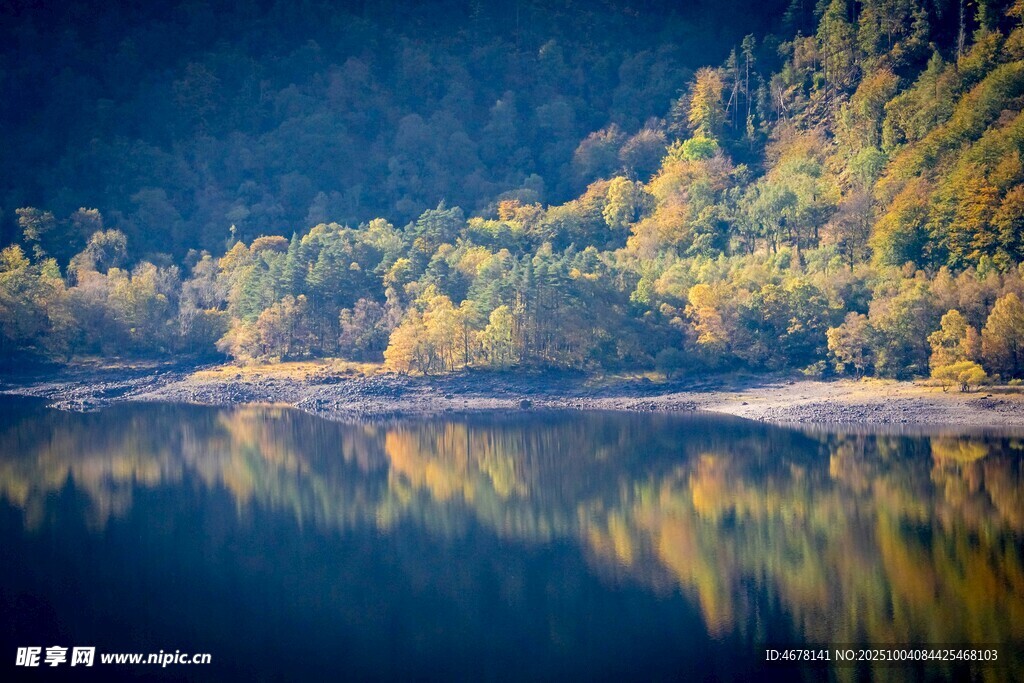 秋日湖景山林倒影如画