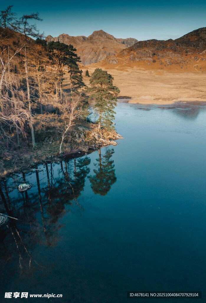 湖畔山林美景