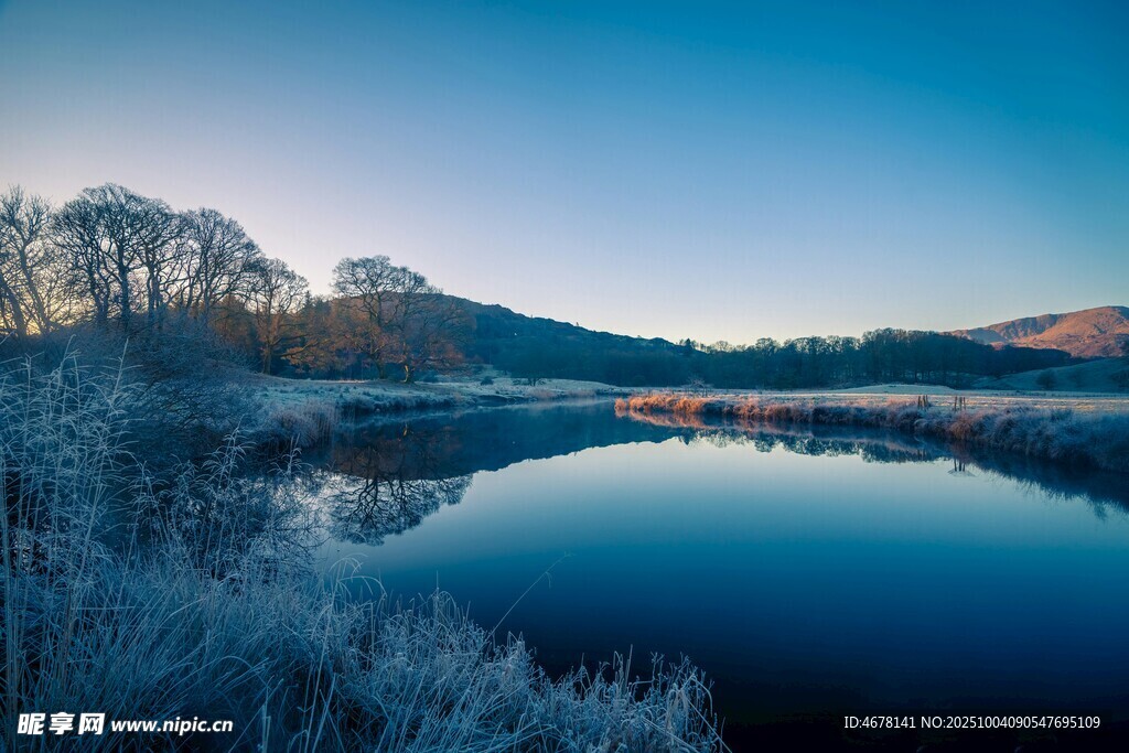 冬日静谧湖畔雪景