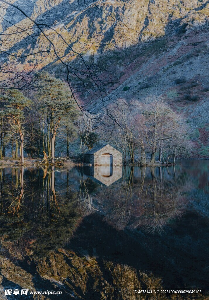山间静谧湖景山水相映