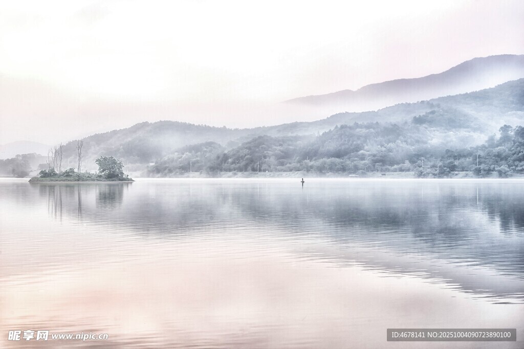 宁静山水湖面倒影美景