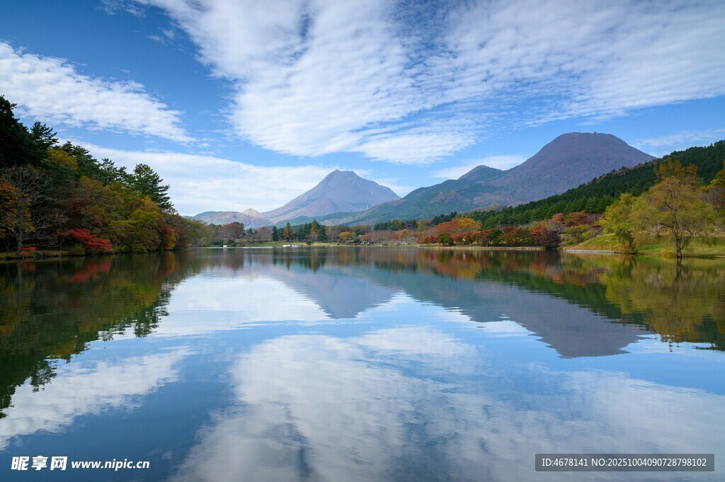 湖光山色中的山水倒影美景