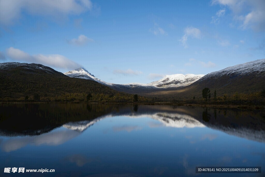 宁静山水湖面倒影美景